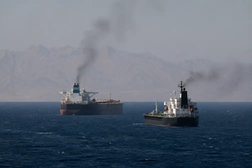 Twee schepen aangevallen in Straat van Hormuz; Israël claimt vernietiging Hezbollah-tunnel