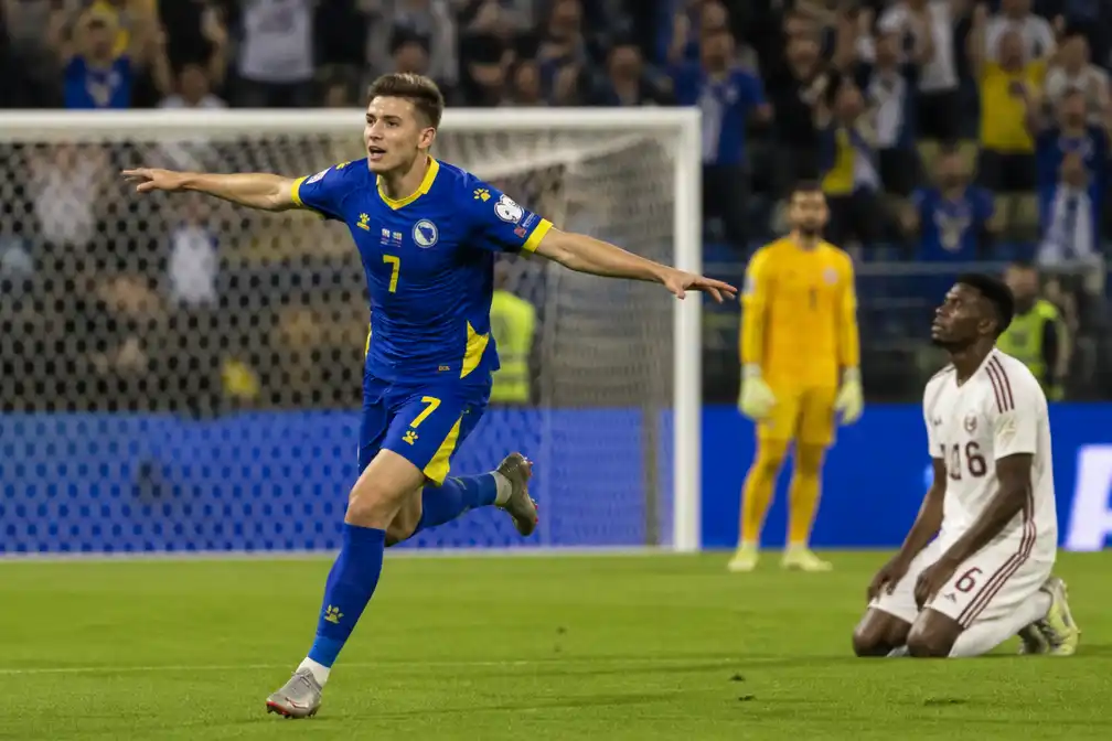 Bosnië en Herzegovina verslaat Qatar met 3-1 en staat op rand van laatste 32
