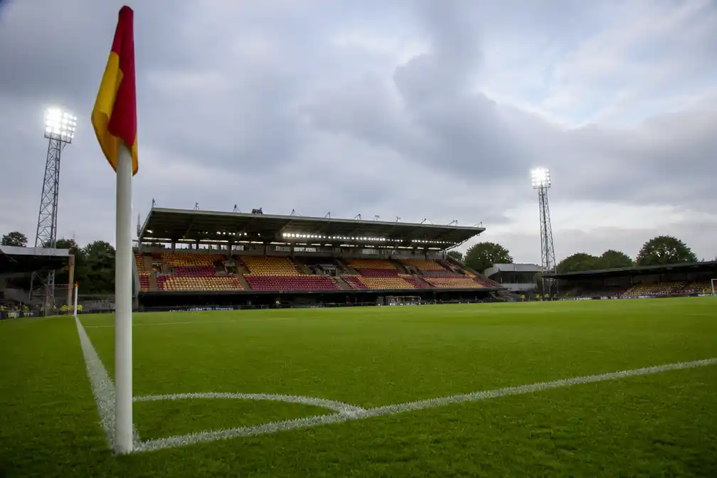 FC Groningen uit bij Go Ahead Eagles, aftrap 18.45 uur in De Adelaarshorst