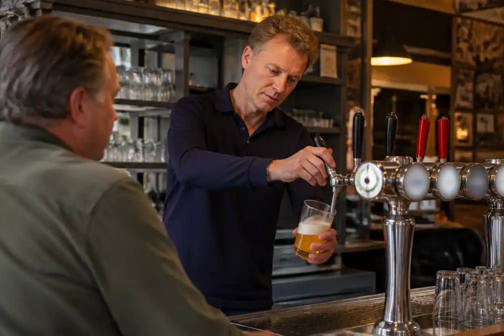 Mark Uytterhoeven achter de tap: stamcafé Tilt herleeft