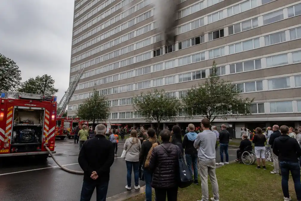 Brand op achtste verdieping in Deurne: tientallen bewoners geëvacueerd, twee naar ziekenhuis