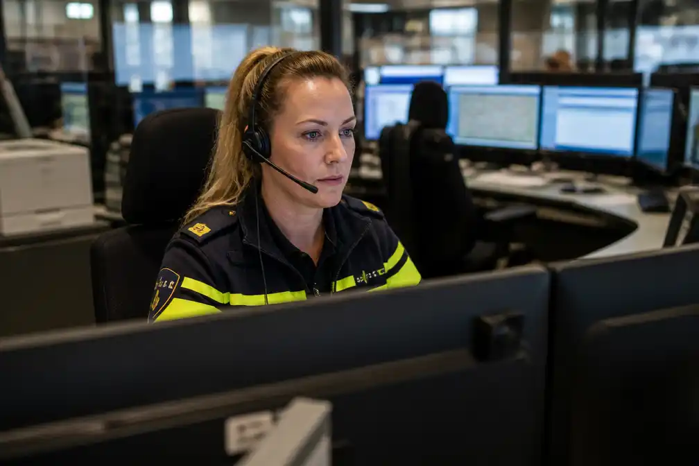 Kapster van 19 jaar nu eerste aanspreekpunt op Rotterdamse politiemeldkamer