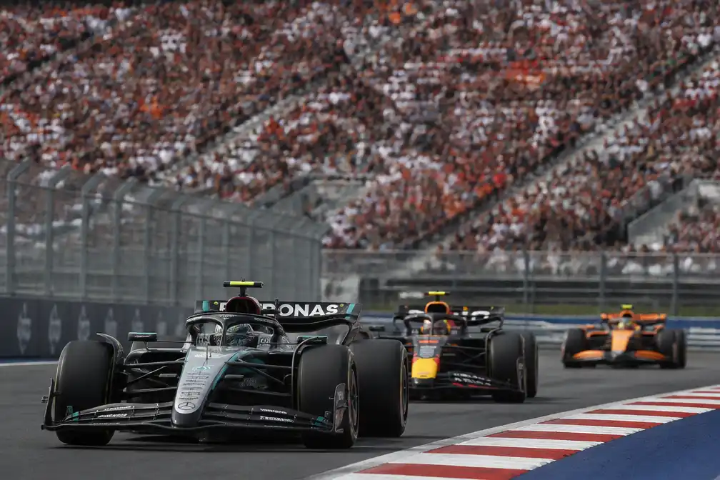 Antonelli wint Spaanse Grand Prix op Madring, Verstappen wordt tweede