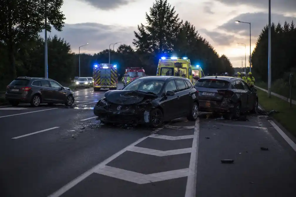 Zwaargewonde bij ongeval met drie auto's op N70 in Lokeren, mogelijk straatrace