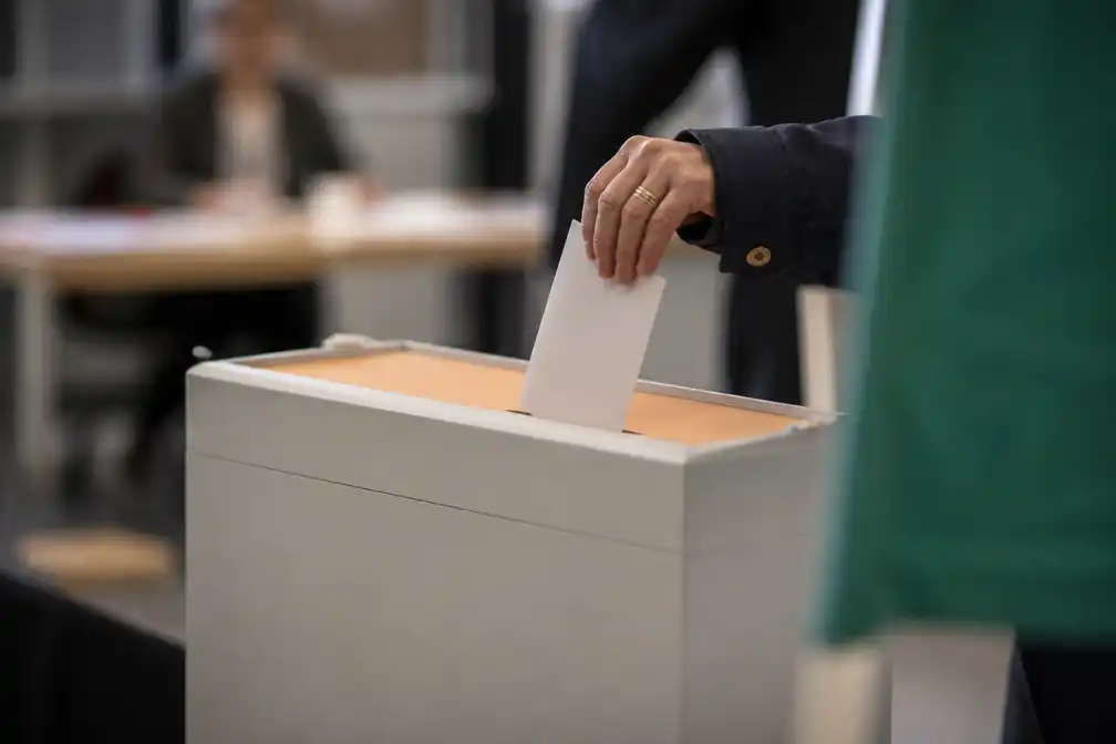 Zweeds centrumlinks blok voorop in exitpolls, latere prognose toont nek-aan-nekrace