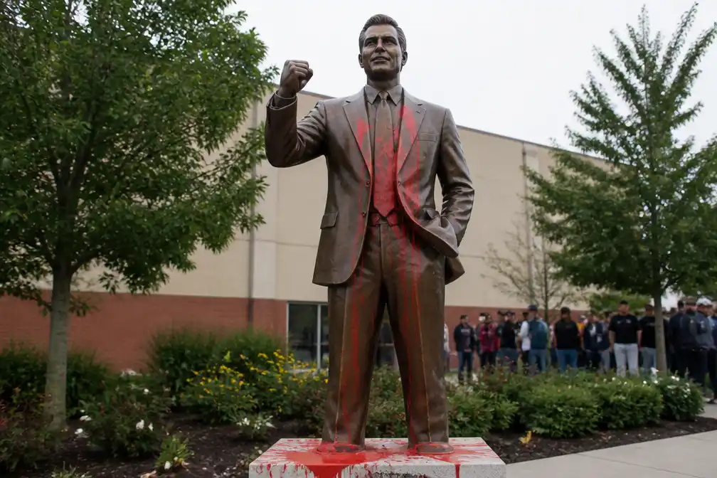 Standbeeld van Charlie Kirk dagen na onthulling gevandaliseerd in VS