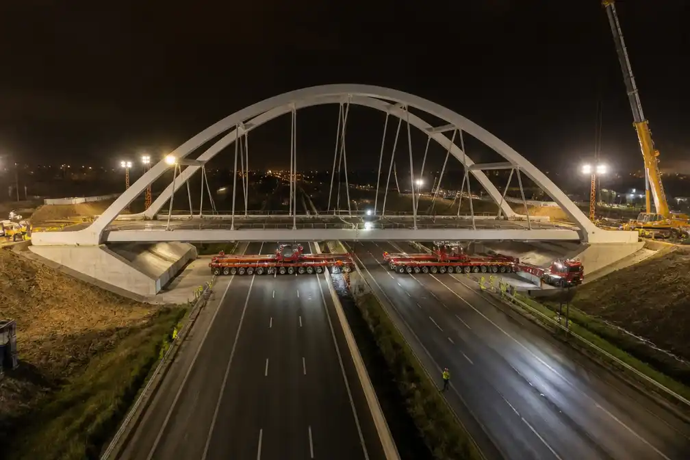 Brug van 4.000 ton over E40 in Bertem, snelweg 's nachts volledig dicht