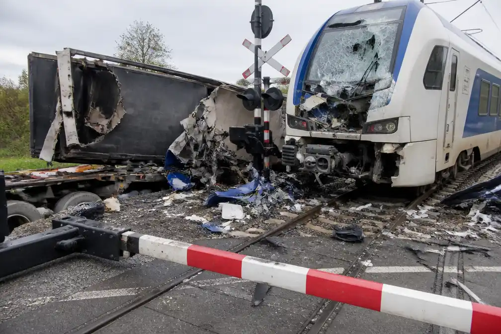Trein en vrachtwagen botsen op spoorwegovergang in Ermelo, grote ravage
