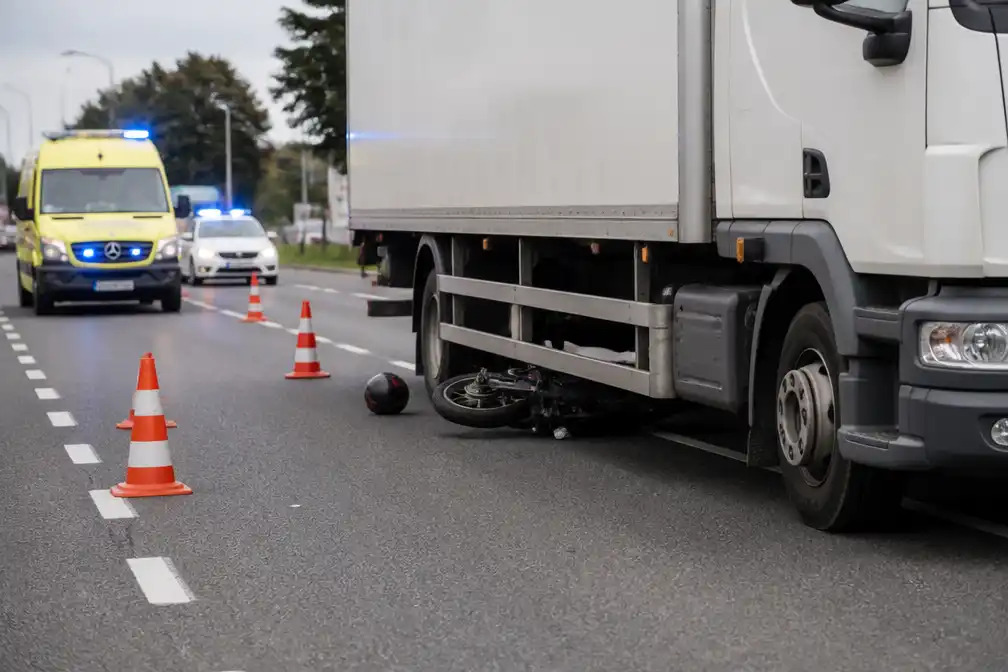 Bromfietser (26) in levensgevaar na aanrijding door vrachtwagen in Wijnegem