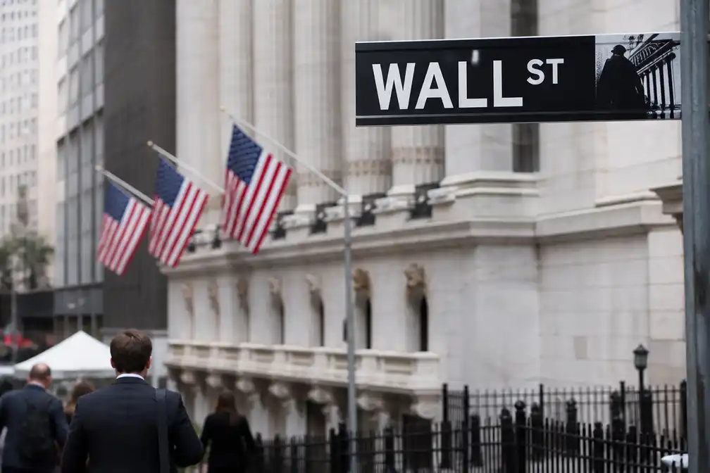 Wall Street opent lager: chipbedrijven dalen, oliemaatschappijen winnen