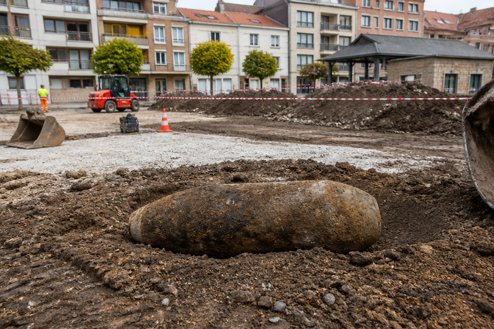 Arbeiders vinden grote obus op Dorpsplein in Lombardsijde, perimeter van 200 meter