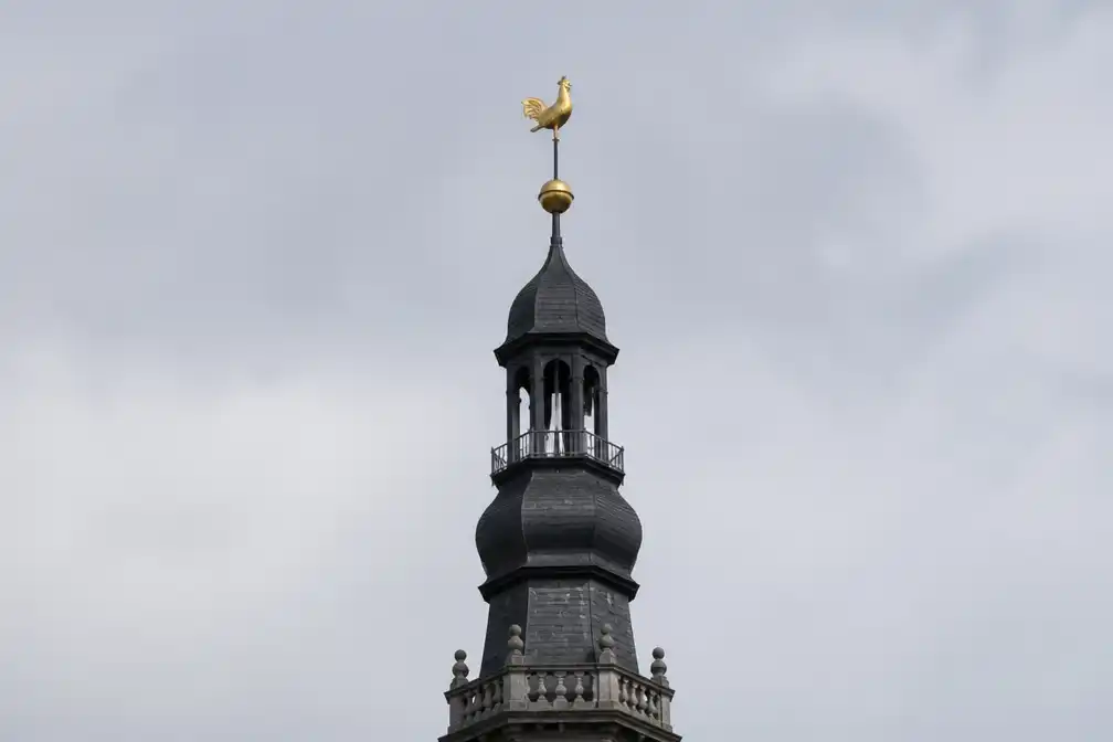 Haan keert na bijna vier jaar terug op toren van Sint-Salvatorskerk in Harelbeke