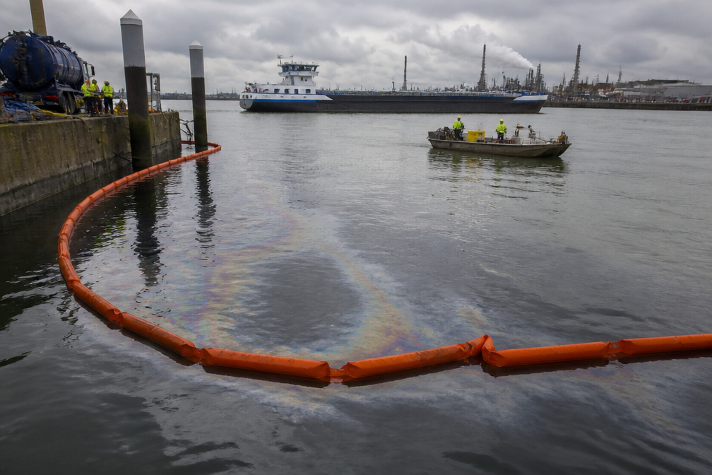 Olielek uit binnenschip hindert scheepvaart in Deurganckdok