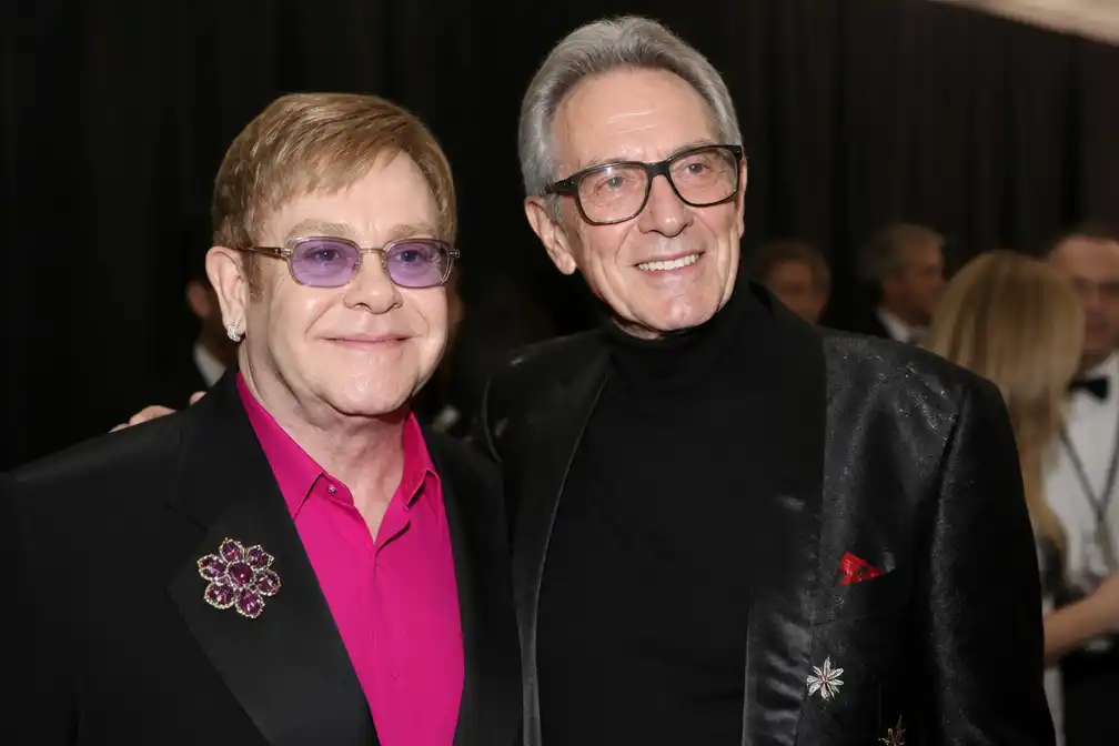 Elton John eert overleden modeontwerper Bob Mackie op Instagram