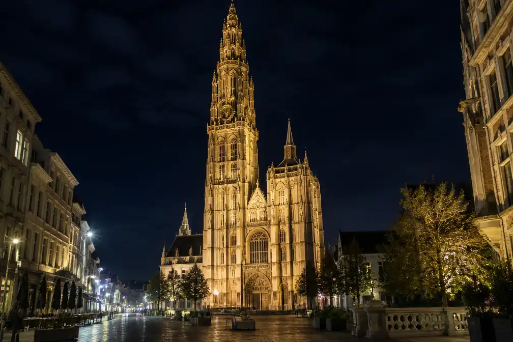 Gevelverlichting Antwerpse Onze-Lieve-Vrouwekathedraal flikkert meermaals