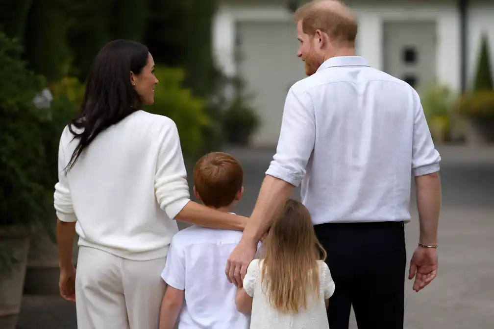 Harry en Meghan laten Archie en Lilibet opnieuw van school wisselen om veiligheid
