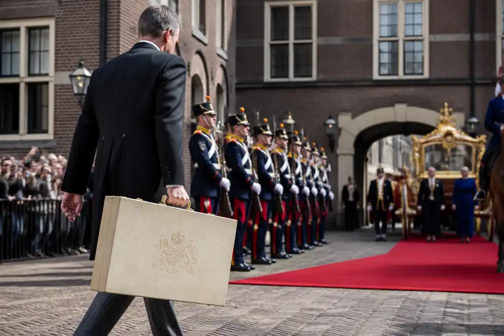 Prinsjesdag in Den Haag: rijtoer, troonrede en koffertje op 15 september 2026