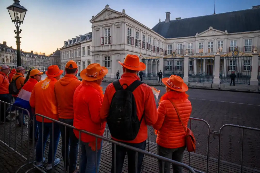 Eerste Oranjefans staan vroeg bij paleis Noordeinde voor Prinsjesdag