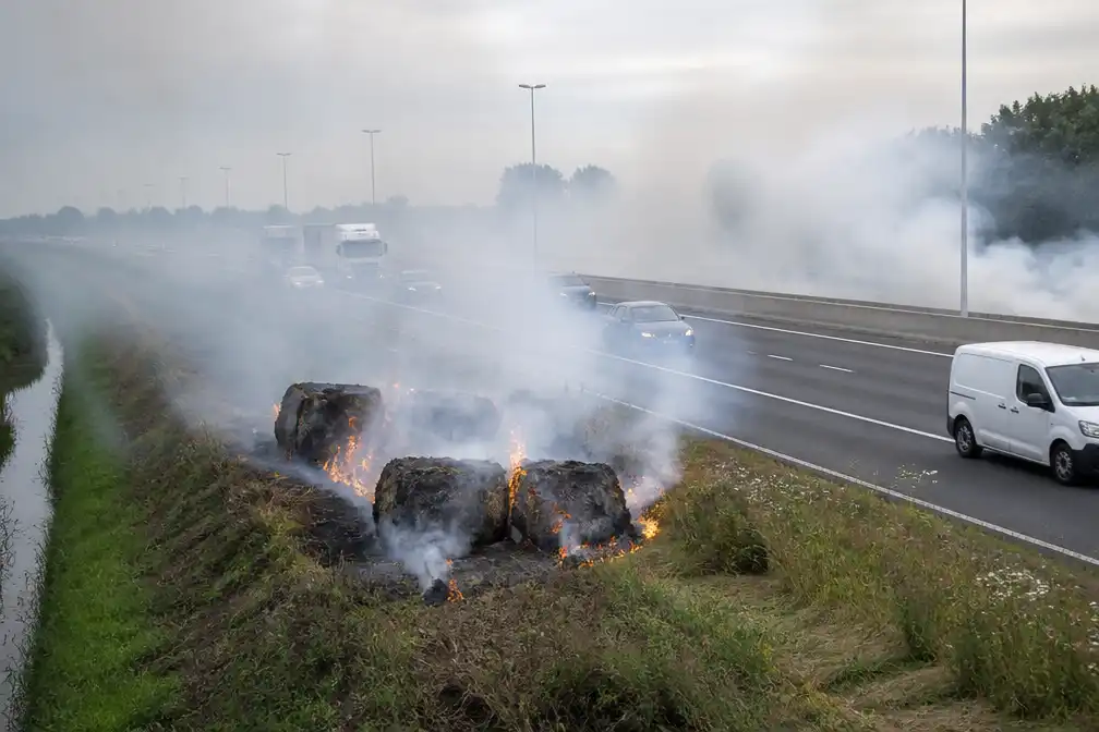 Hooibalen in brand langs A2 bij Breukelen, rook hindert automobilisten
