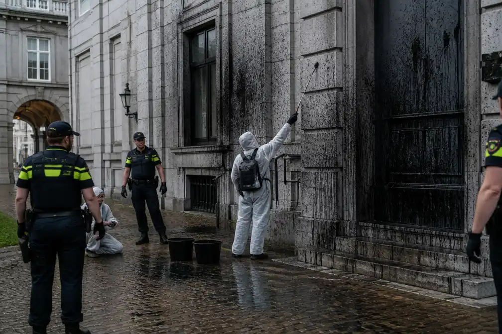 Extinction Rebellion-activisten spuiten plantaardige olie op Tweede Kamer