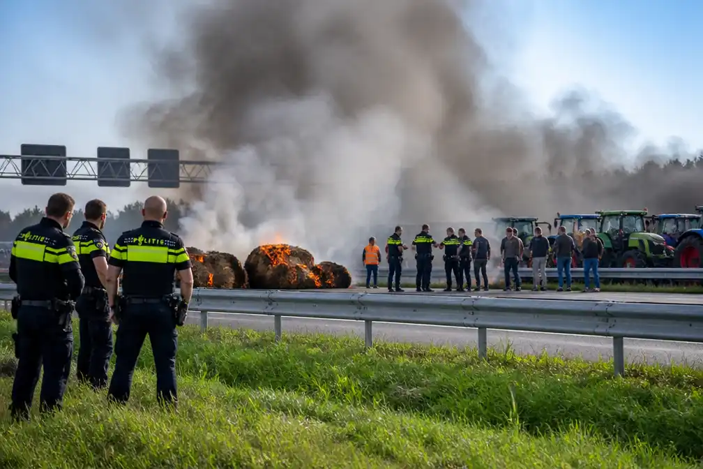Zeker zes boeren aangehouden na brandende hooibalen langs A2 bij Breukelen