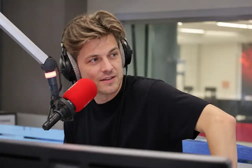 Domien Verschuuren vraagt zus Lieve in Qmusic-show of ze zwanger is na dood partner