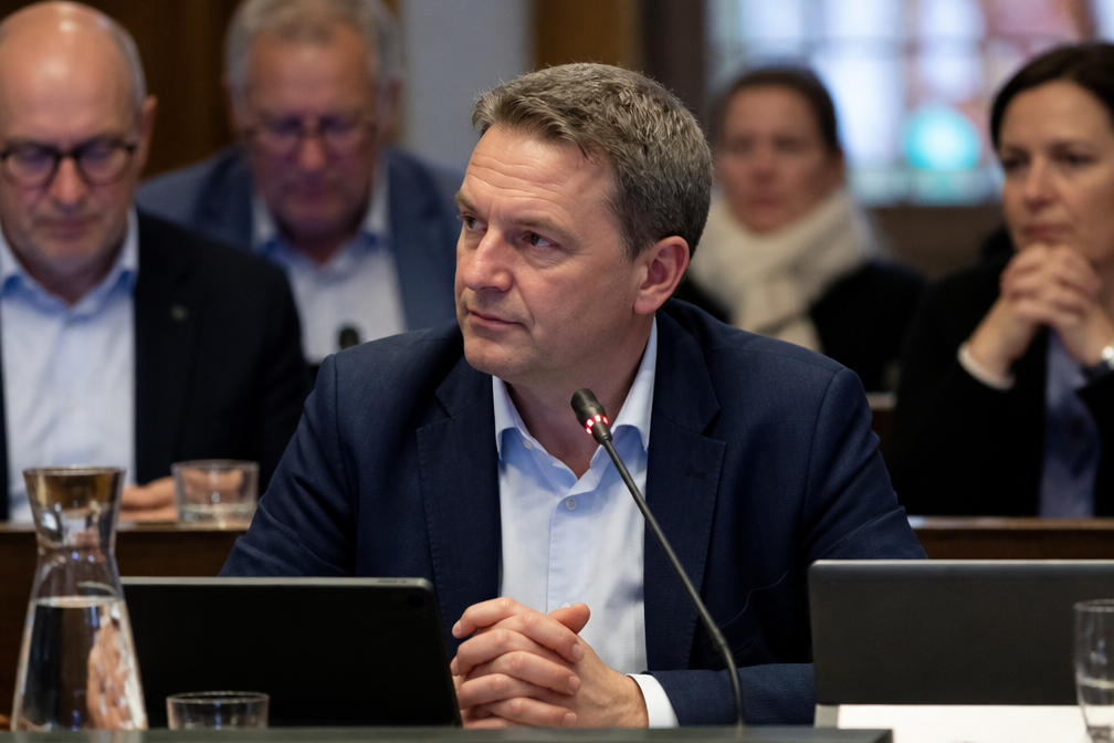 Burgemeester Koen Loete blijft aan in Eeklo na nipte vertrouwensstemming en externe audit