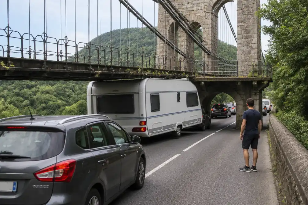 Nederlandse caravan klem onder Franse hangbrug en zorgt voor flinke verkeershinder
