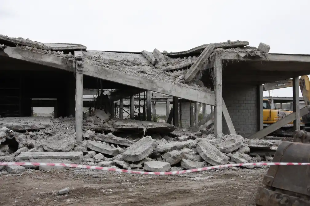 Arbeider (57) sterft na instorting betonnen dak bij sloopwerken in Kortenaken