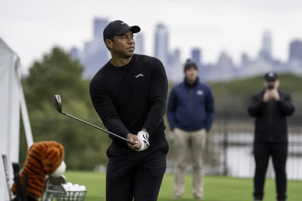 Tiger Woods slaat weer ballen, zes maanden na zwaar auto-ongeval