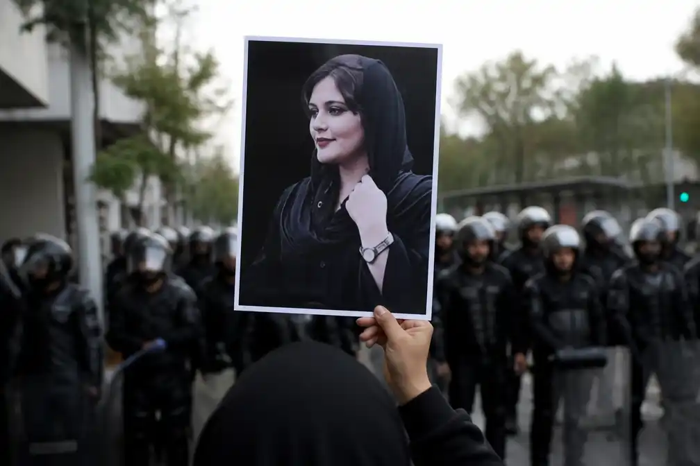 Amnesty noemt 87 Iraanse functionarissen na protesten van 2022