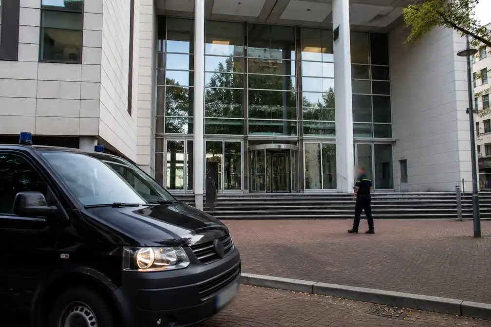 Rechtbank Arnhem houdt veertien verdachten geweld Overasselt 90 dagen langer vast