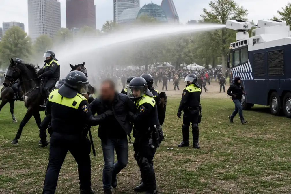 Enkele aanhoudingen bij onrust op Malieveld, politie zet waterkanon in