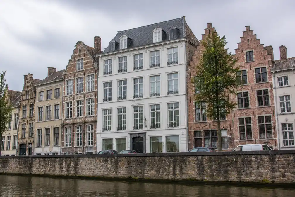 Jongen (13) buiten levensgevaar na val uit hotelraam in Brugge, geen kwaad opzet