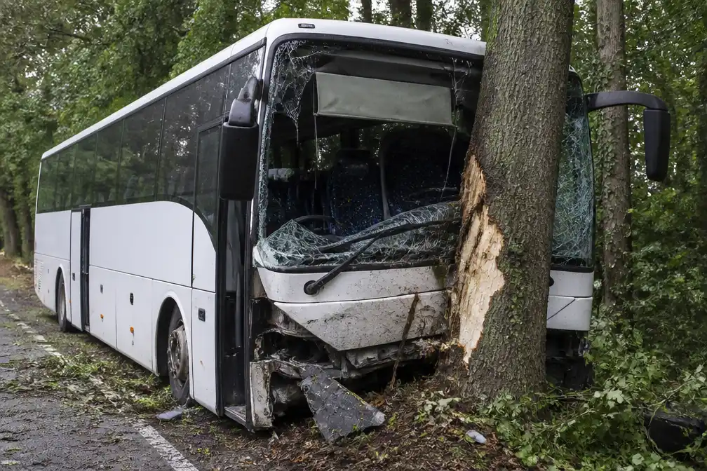 Buschauffeur valt in slaap achter stuur en botst tegen boom in VS