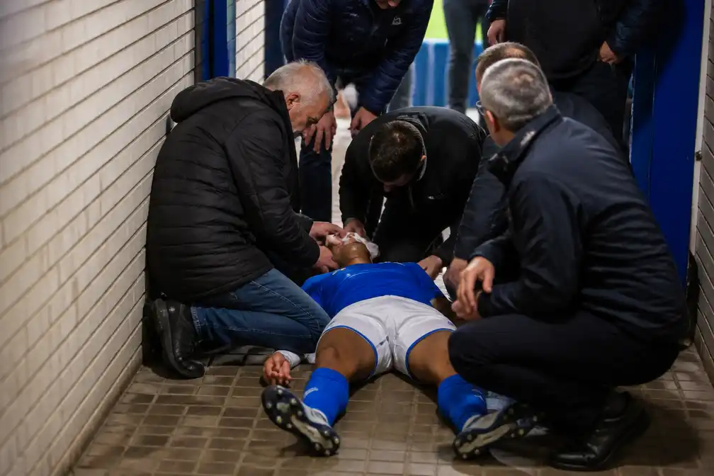 Duel IJsselmeervogels-GVVV ontaardt: Dumay breekt zeven tanden door kaakslag