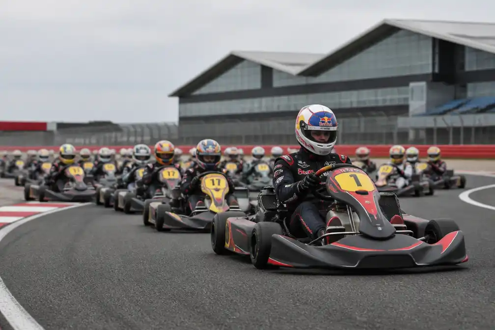 Verstappen waagt zich aan uitdaging: 100 amateurkarters inhalen binnen een uur op Silverstone