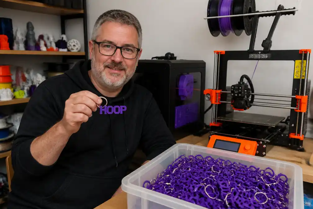 3D-maker RikTok schenkt 500 zelfgemaakte sleutelhangers aan Levensloop Aalst