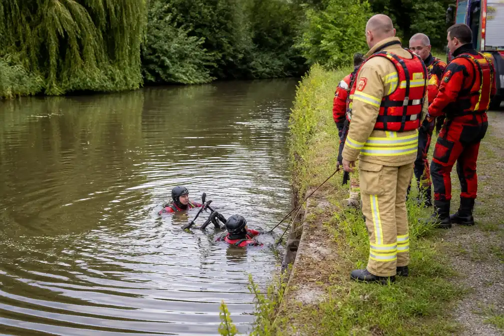 Fietser met speedpedelec belandt in Dender in Erembodegem, brandweer haalt hem eruit
