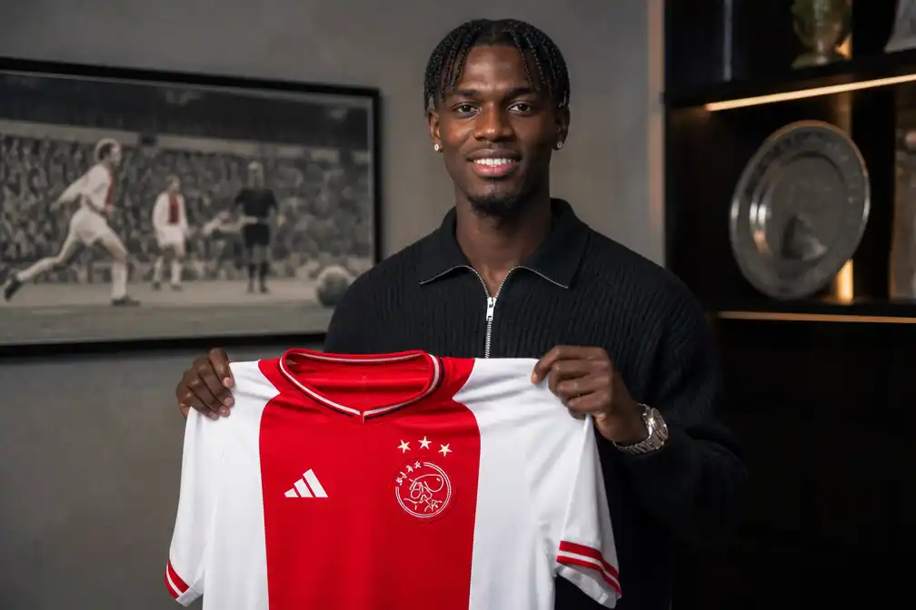 Ajax haalt middenvelder Yves Bissouma na de transferdeadline