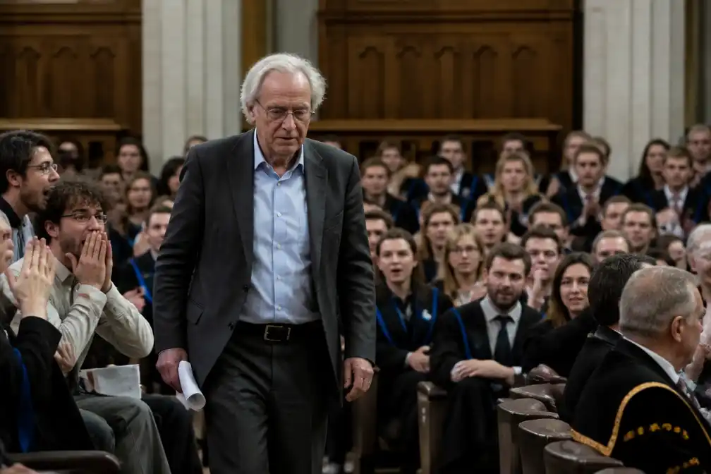 UGent-studenten jouwen professor Freddy Mortier uit op proclamatie na steun aan Cofnas