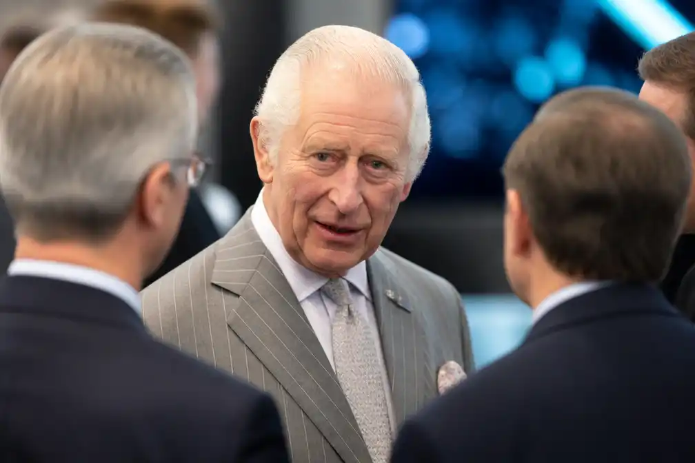 Koning Charles vraagt AI-toplieden om garantie dat zij hun uitvindingen beheersen
