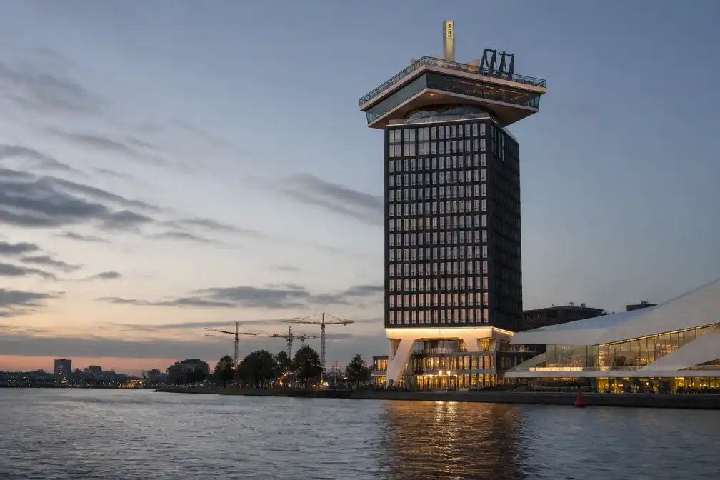 Douwe Bob, Goldband en RONDÉ treden op voor War Child in A'DAM Toren