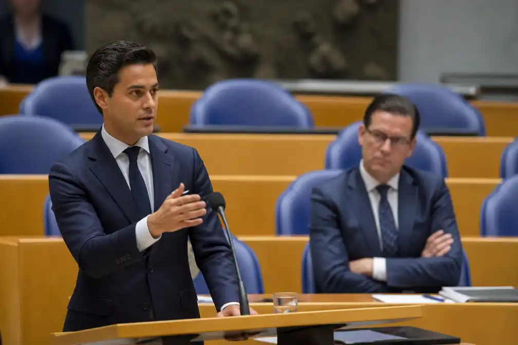 Jetten wil nog geen keuze maken tussen links en rechts voor belastingplan