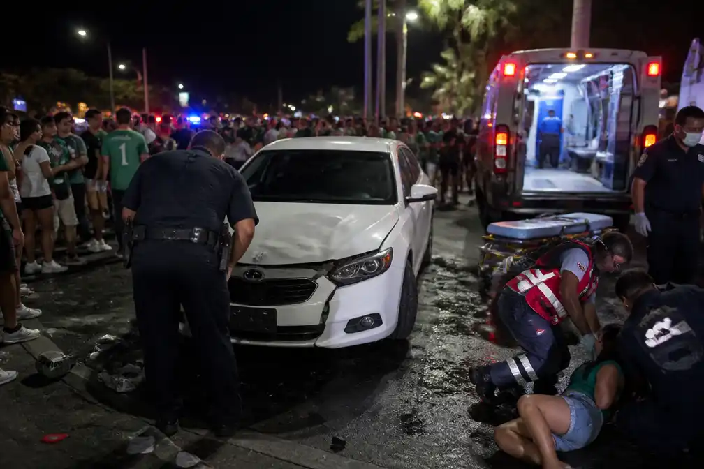 Automobilist rijdt in op feestende WK-fans in Cabo San Lucas, 17 gewonden