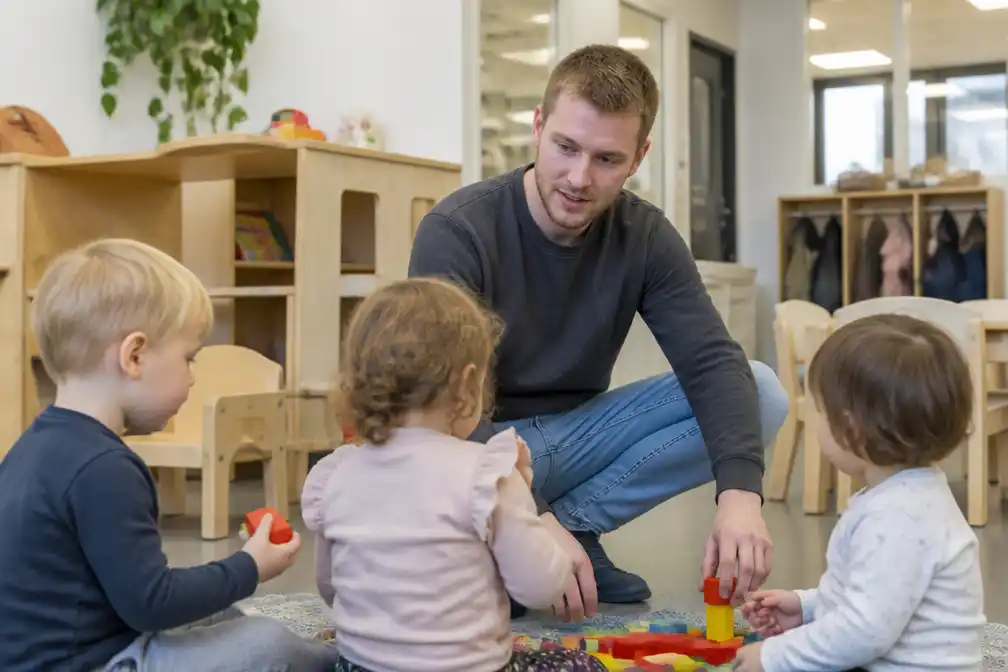 Stijn Hagenaars is een van weinige mannen op kinderdagverblijven in West-Brabant