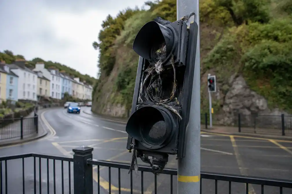 Britse senioren in Ilfracombe gearresteerd na vernielen verkeerslicht om complottheorie