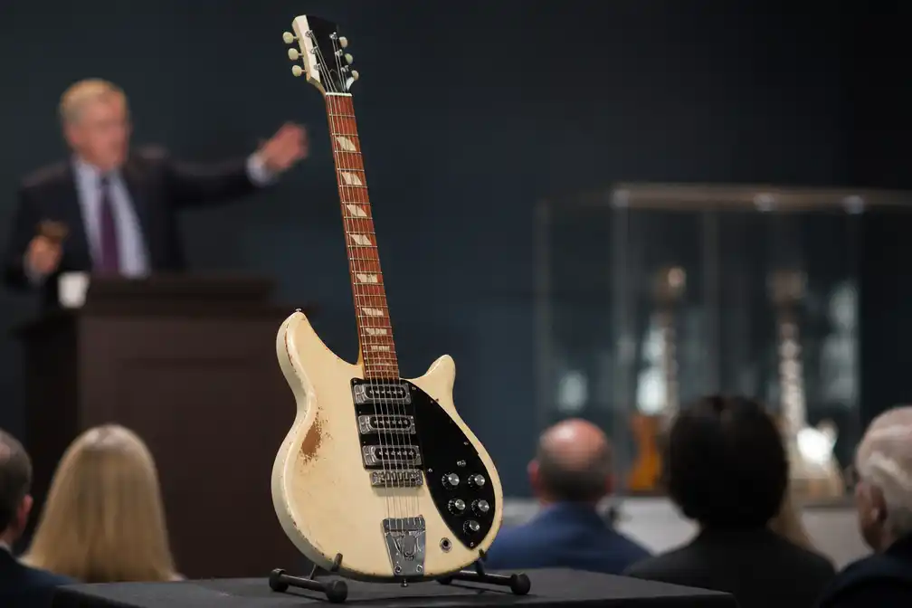 Gitaar van Johnny Marr levert 358.400 pond op bij Christie's