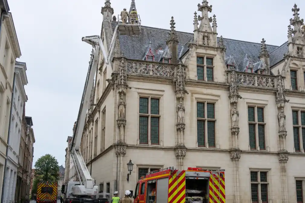 Mechelen geeft Reuzenstraat weer vrij na val van ornament aan stadhuis