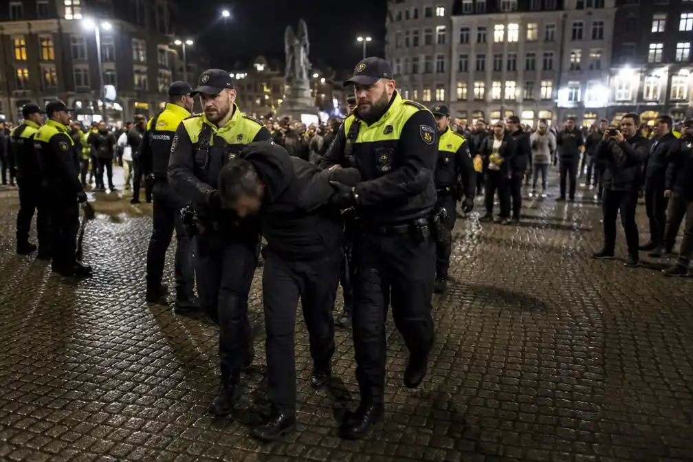 Politie Amsterdam houdt 58 betogers aan bij verboden tegendemonstratie op de Dam